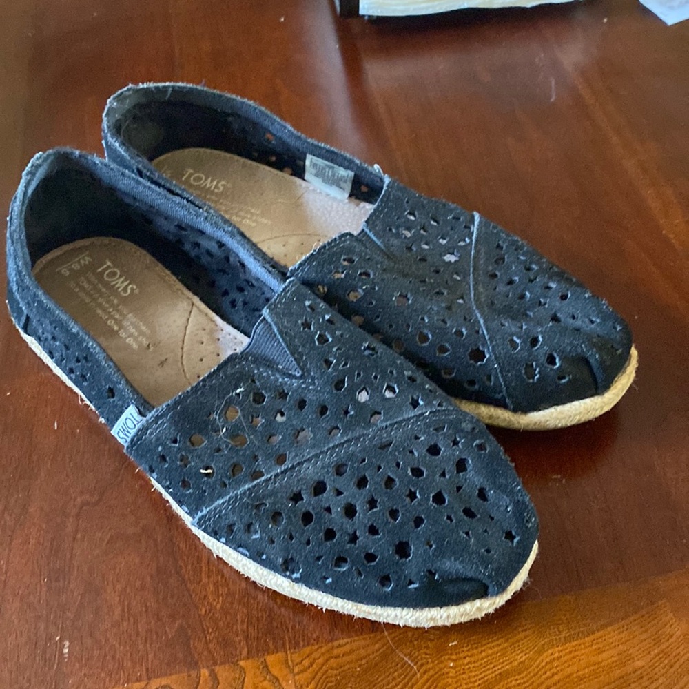 Rare Eyelet cutout Black Toms Shoes size 8.5